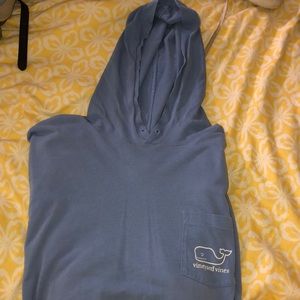 Vineyard Vines hooded shirt! 🦋